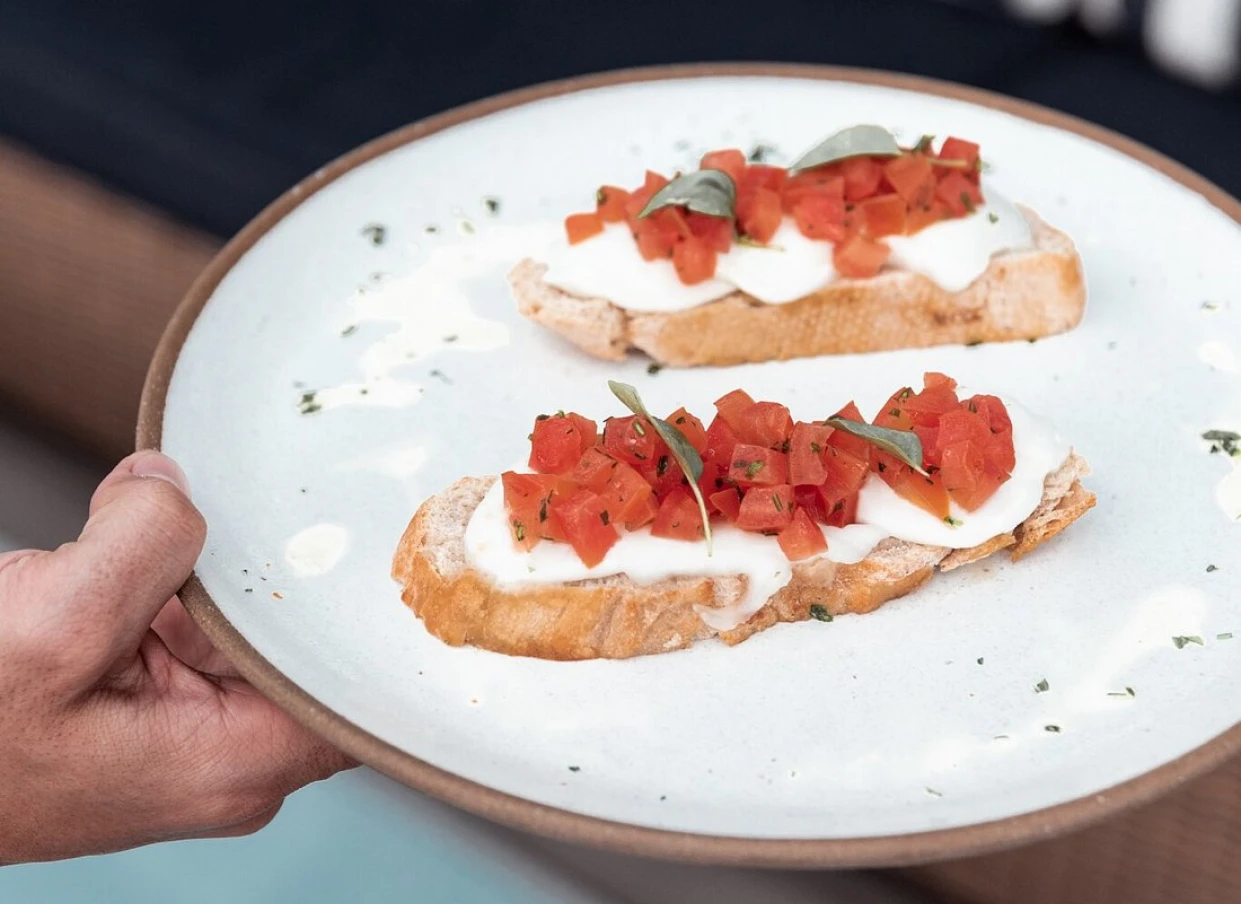 Iconic Triple View - Fresh Food & Pool - Image
